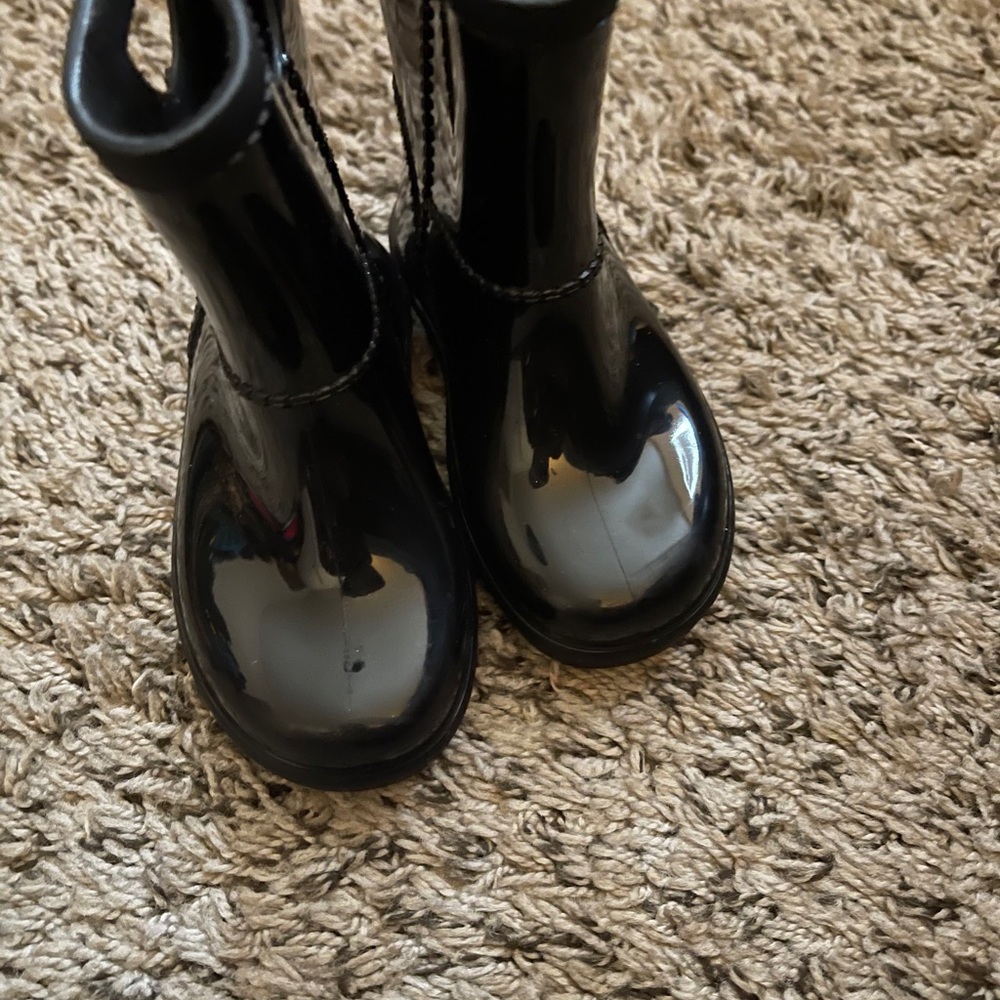 Toddler shoe Bundle Ugg’s and pumas  7c (2pair) - Picture 3 of 6